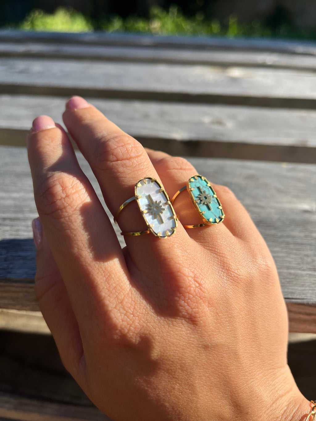 bagues portées, bague ajustable doré, bague bleu et blanche