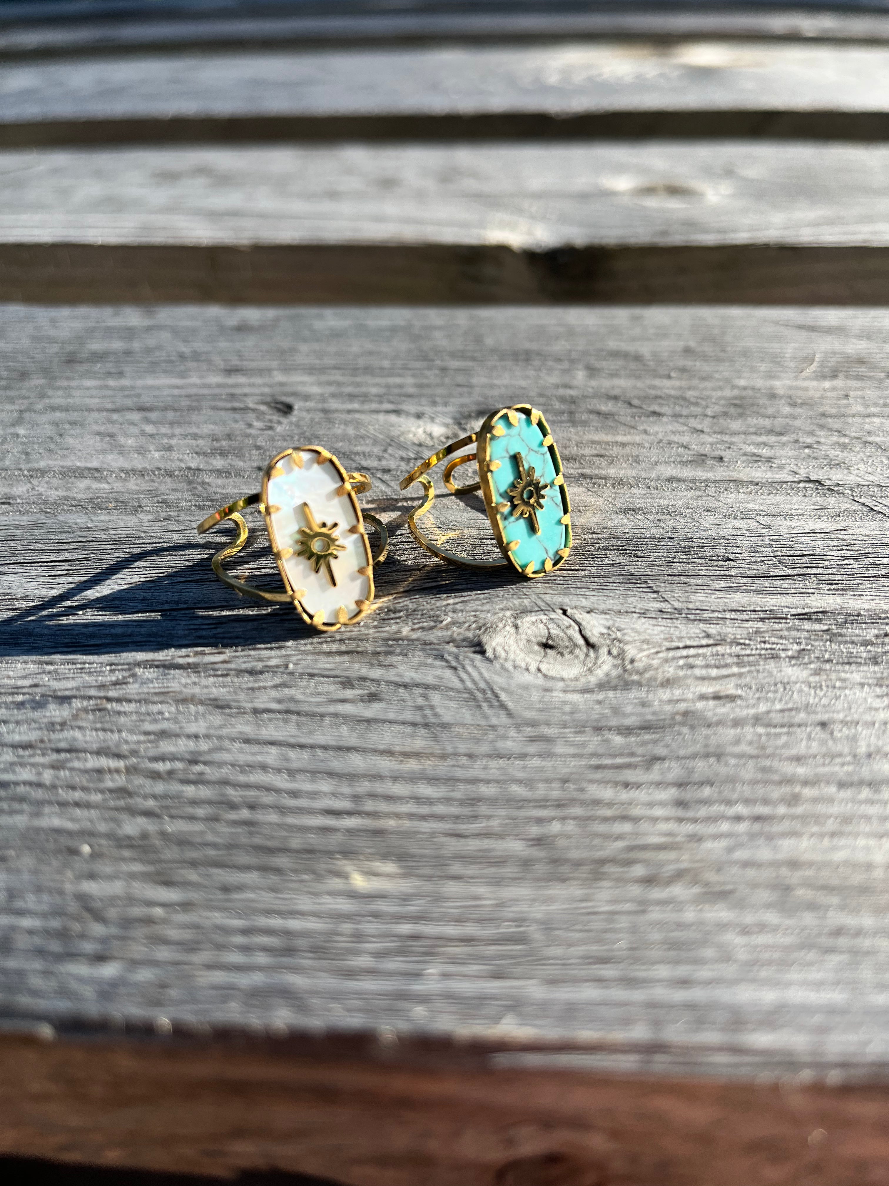 deux grosses bagues dorée , blanche et bleu bague ajustable, soleil 
