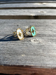 deux grosses bagues dorée , blanche et bleu bague ajustable, soleil 